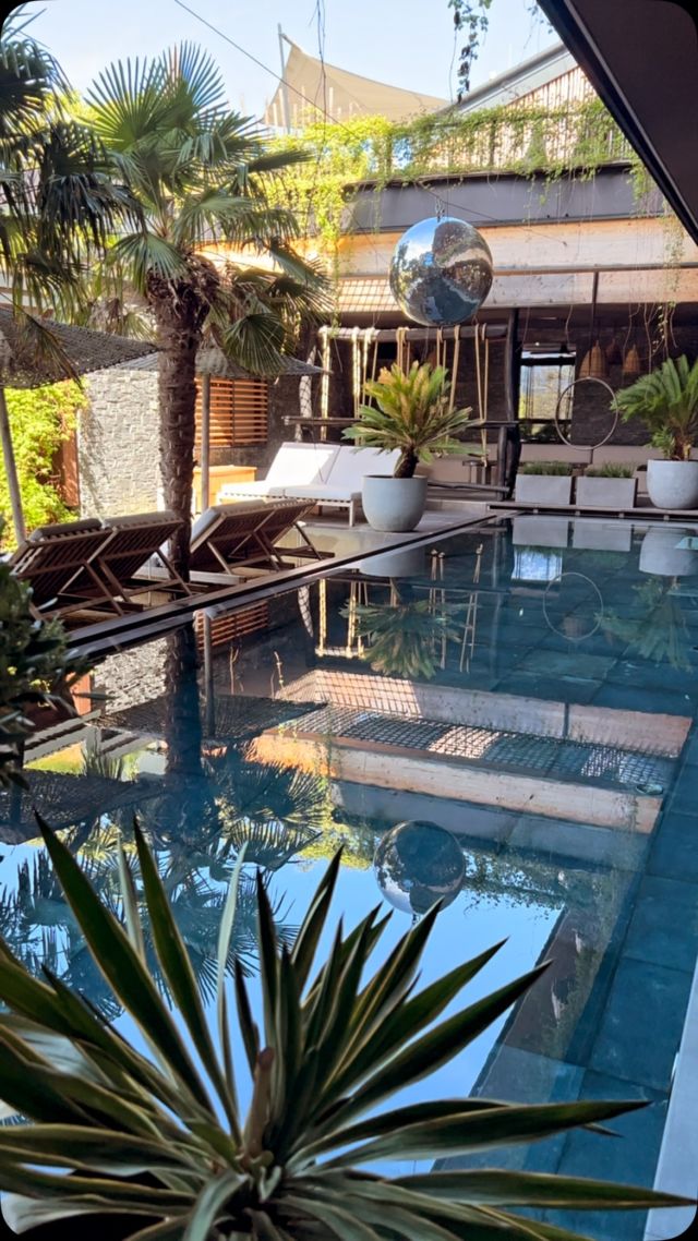 bereit für den view club sommer.
am 3 ten mai starten wir wieder mit unserem crossover beachclub in die neue saison. dj, drinks & food erwarten euch. freuen uns auf euch 🌴🥂
#viewclub #summer2025 #openingsoon #visitsalzburg #visitsalzburgerland #berchtesgaden #beachclubopening #roofbeachclub #alpineoasis #djevents #girlstrip2025 #friendstravel #coupletravel