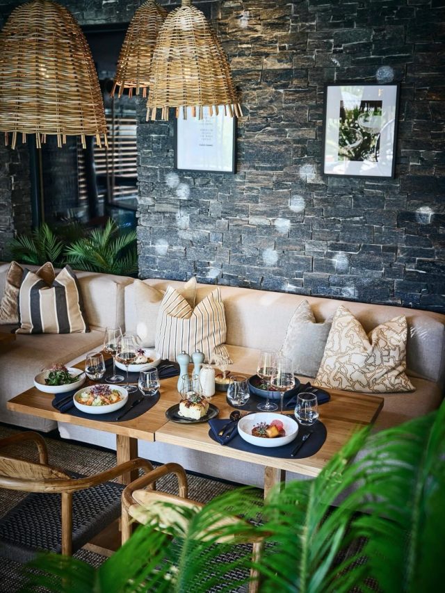 VIEW LOUNGE
 
du bist mitten in salzburg. und am rooftop vom hotel GERL. du versinkst in der VIEW LOUNGE. und vergönnst dir SOUL FOOD. burrata auf tomaten-paprika-marmelade, beef tartar mit trüffelmayo auf kartoffelstroh, garnelen in weißweinsud oder tuna tataki auf mango-marillen-chutney verwöhnen deinen bauch. du zelebrierst die guten vibes. und schlürfst SUMMER DRINKS. hooray.
 
⊛ VIEW LOUNGE im VIEW SUMMER CLUB.
⊛ von MAI bis AUGUST und täglich von zwölf bis achtzehn uhr.
⊛ ADULTS ONLY und ab einundzwanzig jahren.
⊛ SOUL FOOD und SUMMER DRINKS reservierung nicht notwendig.
 
hotel GERL
VIEW SUMMER CLUB
5071 Wals bei Salzburg
 
#goodvibesonly #viewsummerclub #GERLexperience #hotelGERL #salzburg