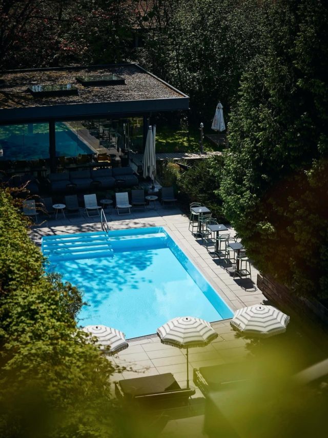 GARDEN
 
du flanierst durchs hotel, chillst im fenstergarten und schlürfst einen spritz. du versinkst im daybed, erlebst lockerheit und schlüpfst in den bademantel. it is a wrap. und einmal durch die karte schnabulieren. unterm schirm nappen. und im pool schwimmen. du bist im GARDEN vom GERL. und doch neben der stadt. jedenfalls zelebrierst du die guten vibes. naturally urban. naturally different.
 
#goodvibesonly #summervibes #GERLexperience #hotelGERL #salzburg