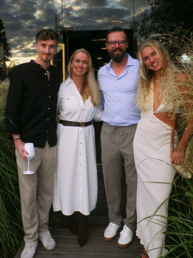 GOOD VIBES ONLY

plaudern, gustieren und die guten vibes zelebrieren. jedenfalls zusammen zeit verbringen. zwischen lobby, bar und garden haben wir das GERL SOMMER FEST gefeiert. unsere stammgäste, partner, freunde wie auch unsere familie und unser team haben nicht nur diesen einen samstag besonders gemacht. wir sind unendlich dankbar für gemeinsame erlebnisse wie diese. vor allem jedoch dankbar für euch. ihr macht das hotel GERL zu diesem einen besonderen ort.

hotel GERL
bundesstraße 50
5071 wals bei salzburg