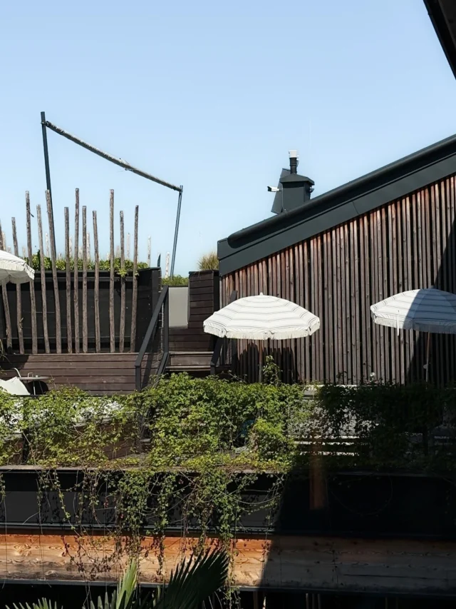 HOTEL GERL

das GERL ist kein hotel. jedenfalls nicht nur. du kannst in der eigenen suite saunieren, oben am rooftop schwimmen, im bademantel chillen, unter palmen einen matcha schlürfen, an der garden bar entspannen und soul food erleben. du kannst alles machen. relaxen, wohlfühlen und flanieren. vor allem jedoch wellbeing zelebrieren. wir verbinden slow living, ästhetik und interior design. und vertrauen auf die wirkung von puristischem wohnen. naturally urban. naturally different.

hotel GERL
bundesstraße 50
5071 wals bei salzburg